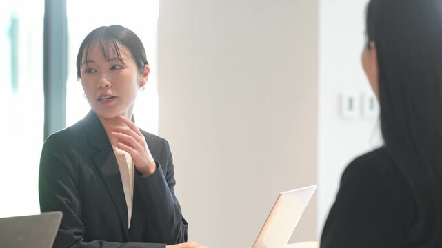 オフィスで会話するビジネスパーソンのグループ