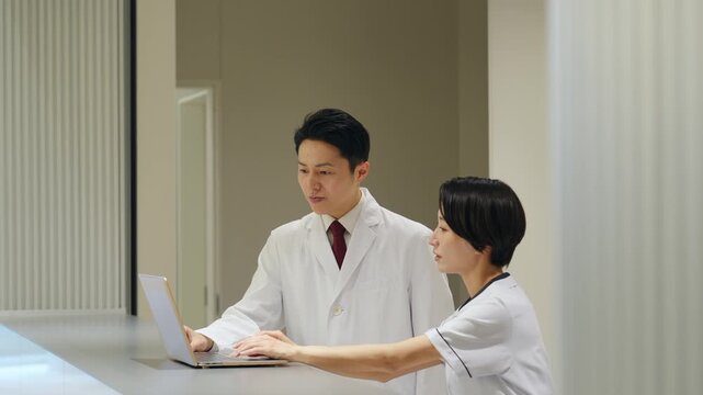 医師と相談する女性医療スタッフ