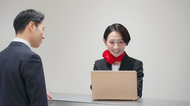 接客する女性スタッフ