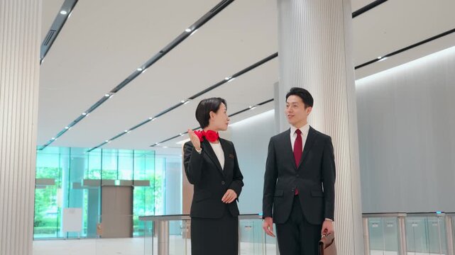 ロビーで接客する女性スタッフ