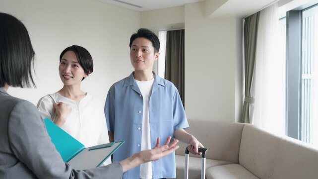 部屋で説明を受けるカップル