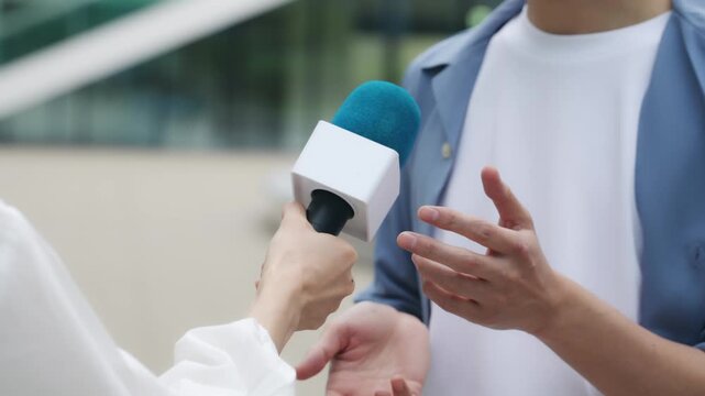 街でインタビューを受ける男性