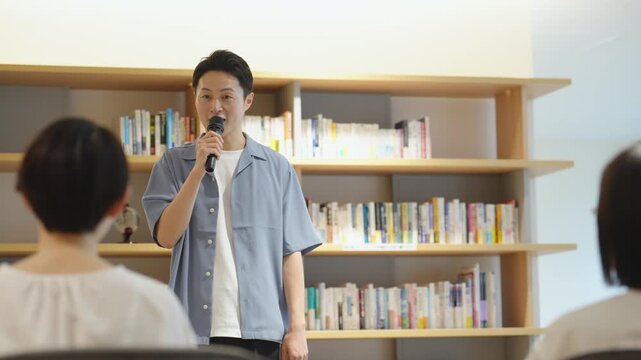 スピーチする男性と観衆