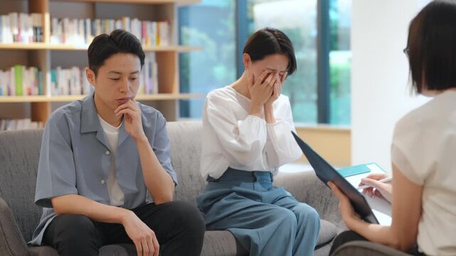 カウンセリングを受けるカップル