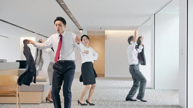 ビジネス、宴会芸、パーティー、ダンス、踊る、ビジネスパーソン、余興、一発芸、ビジネスマン、芸人、グループ、人材、オフィス、仕事、職場、企業、会社員、サラリーマン、男性、女性、日本人、ポジティブ、元気、エナジャイザー、パフォーマンス、チームワーク、チームビルディング、協力、団結、サクセス、成功、目標、達成、ゴール、挑戦、チャレンジ、笑顔、楽しい、嬉しい、喜ぶ、ハッピー、クールビズ、衣替え、猛暑、応援