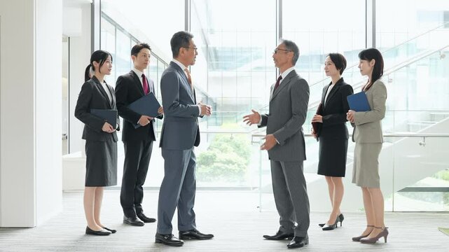 オフィスで会話するビジネスパーソンのグループ
