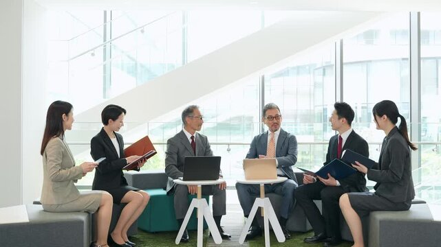 オフィスでミーティングするビジネスパーソンのグループ