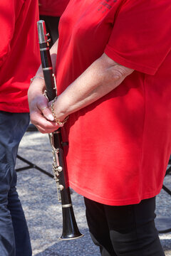 La clarinettiste attend avec son instrument dans ses mains