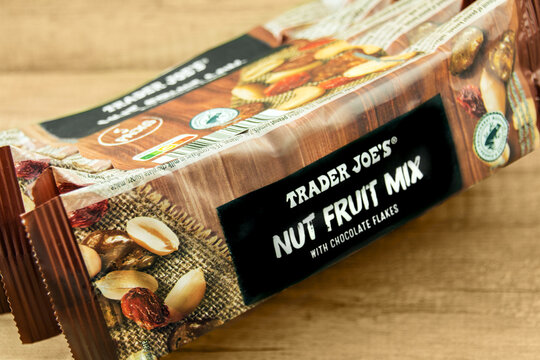 Trader Joes Nut Fruit Mix with Chocolate Flakes auf Holz Hintergrund