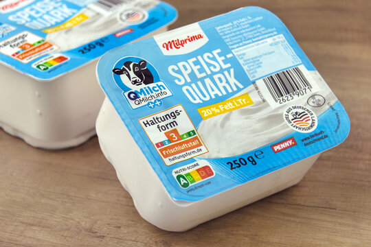 Speisequark von Milprima im Plastikbecher 20% Fett auf holz Hintergrund