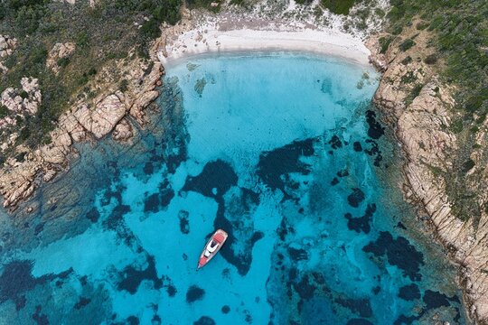 La bellissima spiaggia dell' isola di mortorio, in costa smeralda, Sardegna.