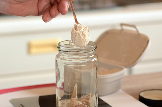 Sauerteig f&uuml;ttern