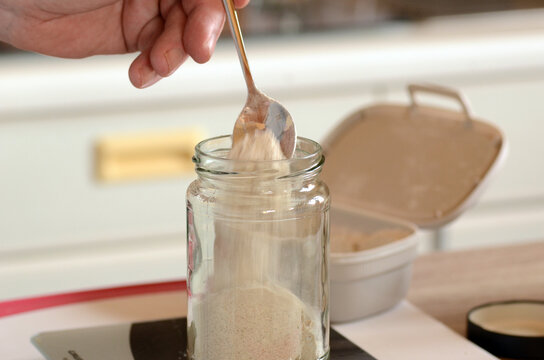 Sauerteig f&uuml;ttern