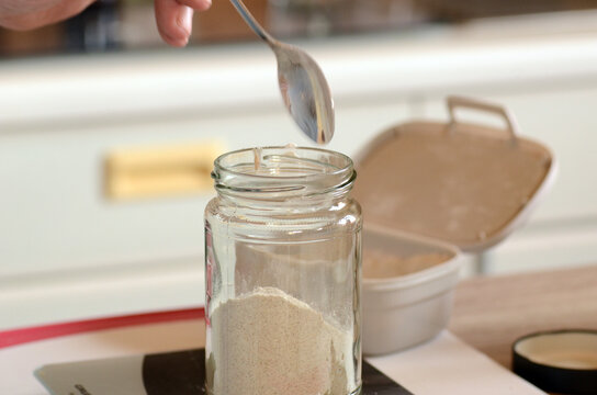 Sauerteig f&uuml;ttern