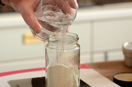 Sauerteig f&uuml;ttern