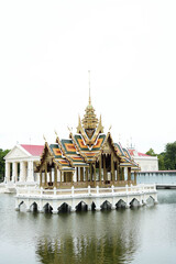 Obraz premium Temple architecture in Siam Bangkok beautifully reflects Thai culture beside the peaceful river, creating a stunning travel destination in Asia. 