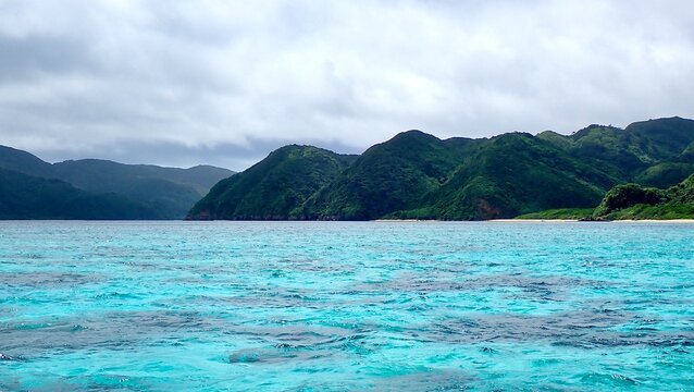 秘境・奥西表に広がる亜熱帯の山々と青い海