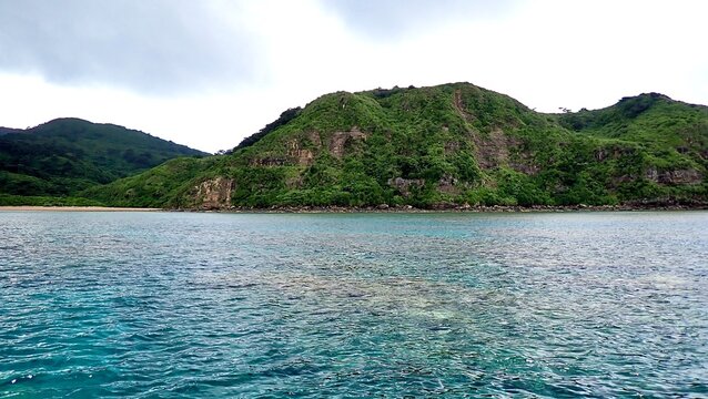秘境・奥西表に広がる亜熱帯の山々と青い海