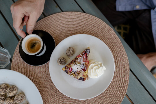Espressotasse und Kuchenst&uuml;ck am Tisch