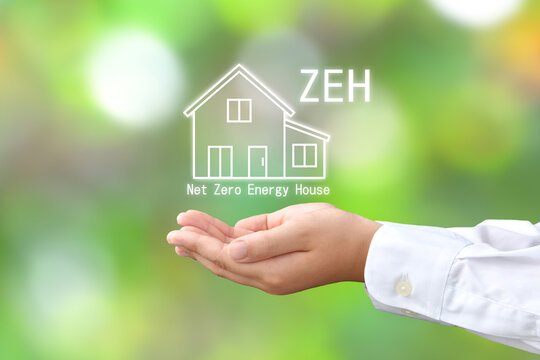ZEH住宅のアイコンを包み込む子供の手
