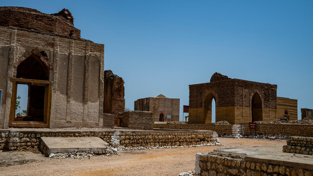 Exploring the architecture and structures of Makli Necropole in Thatta, Pakistan amid clear skies and ancient ruins