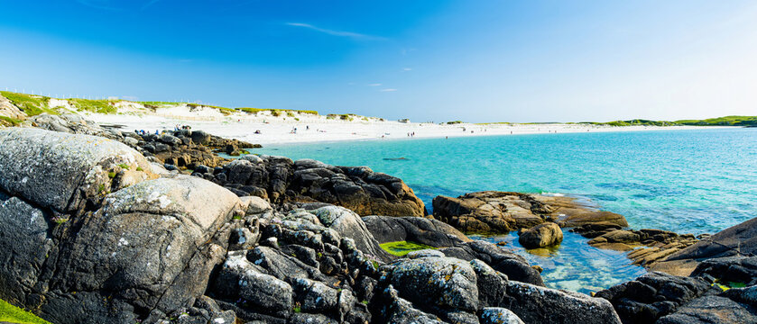 Rocky shoreline and turquoise water at Dogs Bay near Roundstone, Connemara, County Galway. Scenic white sand beach on the Wild Atlantic Way beside Gurteen Bay, Ireland