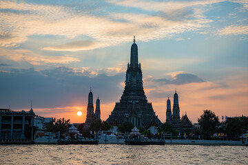 Naklejka premium THAILAND BANGKOK WAT ARUN SUNSET