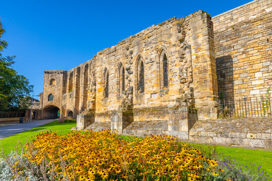 Exploring Dunfermline Palace and abbey remains, including Refectory and Gatehouse in Scotland