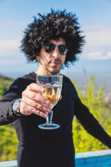 Obraz premium Georgian man in a papakhi with a glass of wine. Selective focus.