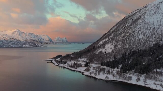 Vuelo lateral de dron en fiordos noruegos, en Senja