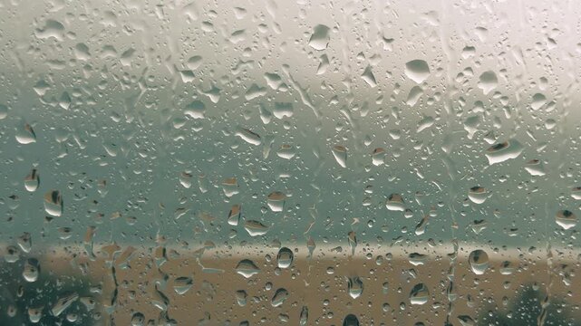 Lluvia sobre la costa del Maresme vista a trav&eacute;s de una ventana mojada &mdash; v&iacute;deo 4K Apple ProRes