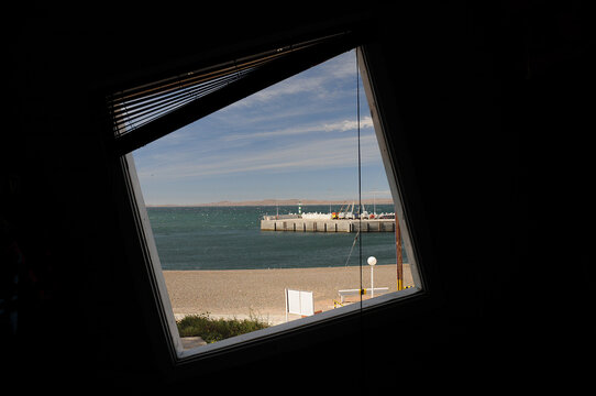 Muelle visto desde una ventana