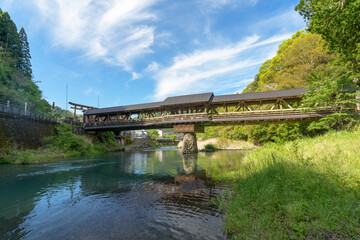 Fototapeta premium 梼原川に架かる三嶋神社の神幸橋と美しい木造橋の風景
