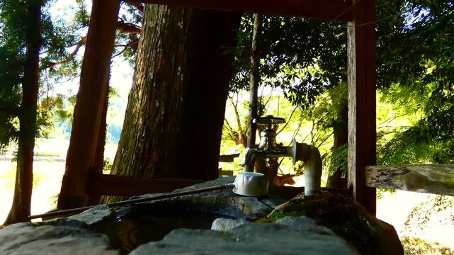 静寂に響く手水の音