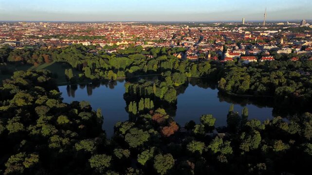 Aerial view vom Englischen Garten Munchen mit Kleinhesseloher See. Historischer Landschaftsgarten in Deutschland. Natur, Wasser, Wege und Gruen mitten in der bayerischen Hauptstadt