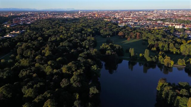 Luftaufnahme vom Kleinhesseloher See im Englischen Garten in Munchen, Bayern. Beruehmter Park mit Wasser, Inseln und Natur. Beliebtes Reiseziel in Deutschland im Sommer.