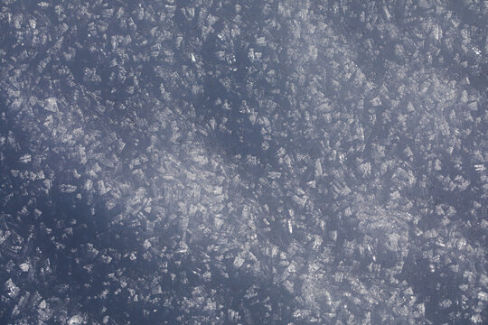 superficie coperta da bellissimi cristalli di neve ghiacciata dalle tonalit&agrave; di azzurro, foto con vista macro