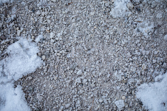 suolo naturale fatto di ghiaia e roccia di colore chiaro ghiacciato, in inverno, visto da sopra