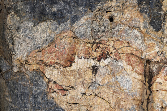 vista macro di superficie di marmo naturale tagliato dalle tonalit&agrave; di giallo, grigio e marrone sbiadito