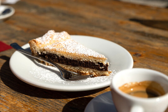 fetta di crostata dolce con la cioccolata, fatta in casa, su un piatto, su un tavolo, di giorno