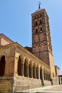 Le portique lat&eacute;ral et le clocher de l&rsquo;&eacute;glise Saint-Etienne de S&eacute;govie en Espagne