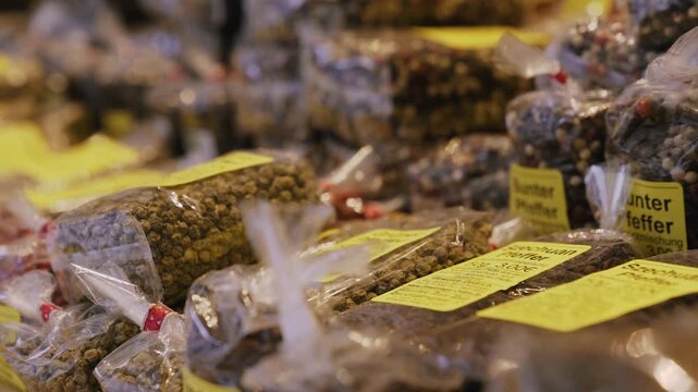 Filmische Sch&auml;rfenverlagerung &uuml;ber Pfeffer und Gew&uuml;rze auf Marktstand