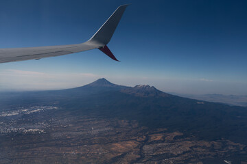 Fototapeta premium View from airplane window of the volcano Popocatépetl close to Mexico City airport