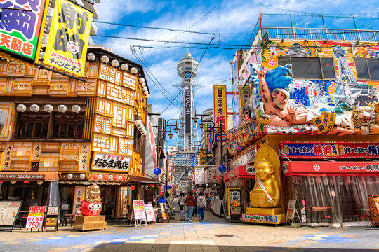 大阪市 青空に映える通天閣と巨大な立体看板が並ぶ新世界の賑やかな風景