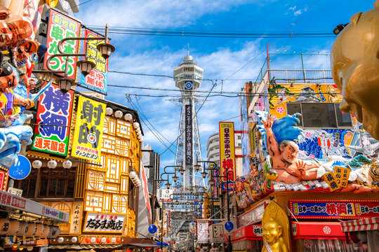 大阪市 青空に映える通天閣と巨大な立体看板が並ぶ新世界の賑やかな風景