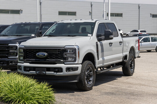 Ford F-250 Super Duty SRW 4X4 Crew Cab truck at a dealership. Ford offers the F250 with a 6.8L DEVCT PFI V8 engine. MY:2026