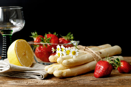 Spargel mit Erdbeeren