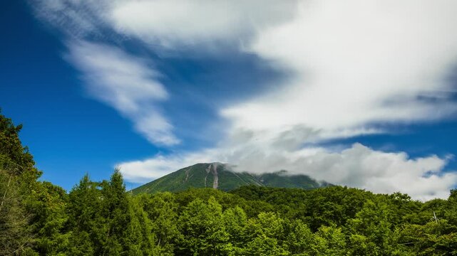 男体山の山頂に次々とやって来る雲　日光市 栃木県