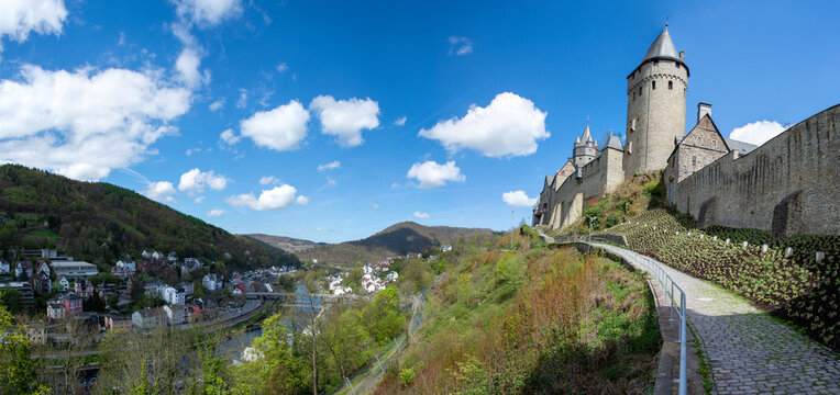 Die Burg Altena befindet sich auf einem Bergsporn des Klusenbergs in der Stadt Altena an der Lenne im M&auml;rkischen Kreis in Nordrhein-Westfalen