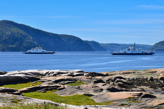 Bac se croisant dans le Fjord du Saguenay